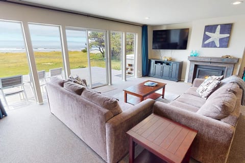 Ocean Front, Amazing Views! Hot Tub! Sandy Seclusion House in Oregon