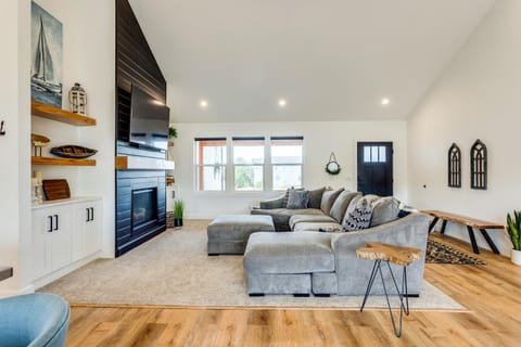 Close to Ocean Beaches, Hot Tub! Fire Pit! Dog Friendly! Seas the Moment House in Waldport