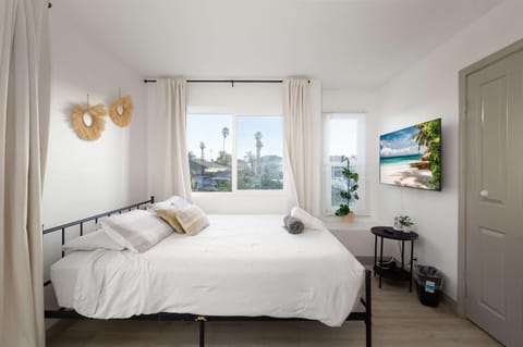 Walk to beach Prime location Villa House in Pacific Beach