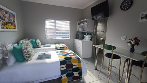 Bed, TV and multimedia, Seating area