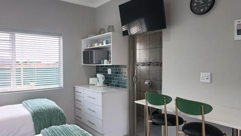 Bed, TV and multimedia, Seating area