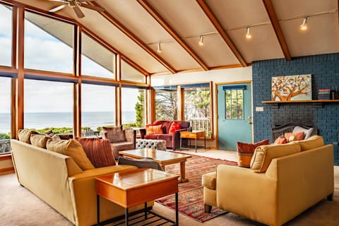 Hot Tub & Game Room in Large Ocean Front Home! Second Story House in Newport