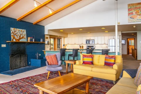 Hot Tub & Game Room in Large Ocean Front Home! Second Story House in Newport