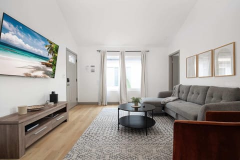 Steps tp beach Prime location Villa House in Pacific Beach