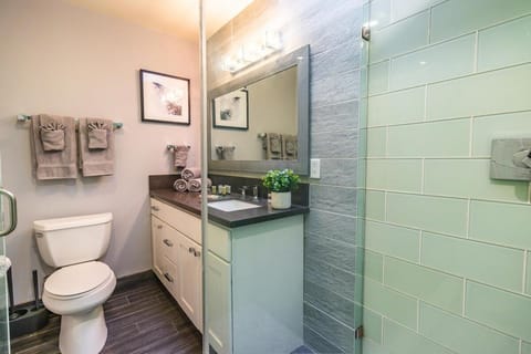 Gaslamp 2BR Upscale Queen Beds with Smart TV Apartment in Gaslamp Quarter