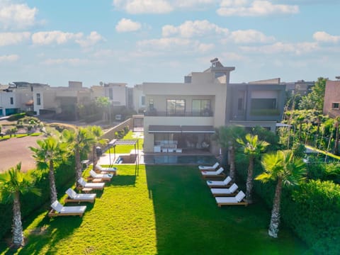 Property building, Garden, Evening entertainment, Pool view, Swimming pool, sunbed