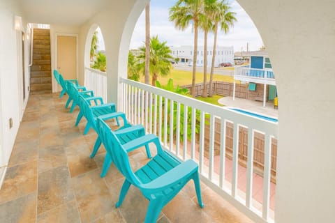 Fun Retro Island Vibe Sleeps 17 Beach 1 block House in South Padre Island
