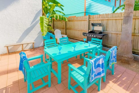 Fun Retro Island Vibe Sleeps 17 Beach 1 block House in South Padre Island
