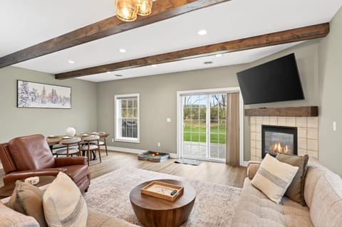 Village Townhouse Walk to Shops Garage House in Ellicottville