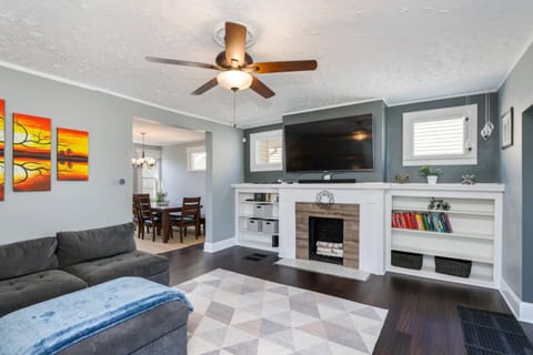 Communal lounge/ TV room, Library, TV and multimedia, Living room, Other, Seating area, Evening entertainment, fireplace