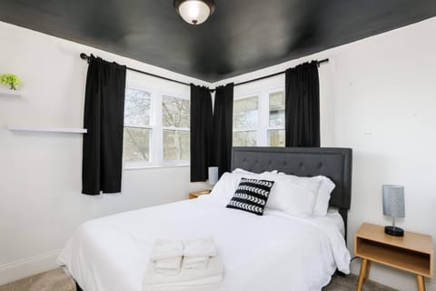 Bed, Other, Photo of the whole room, Bedroom, towels