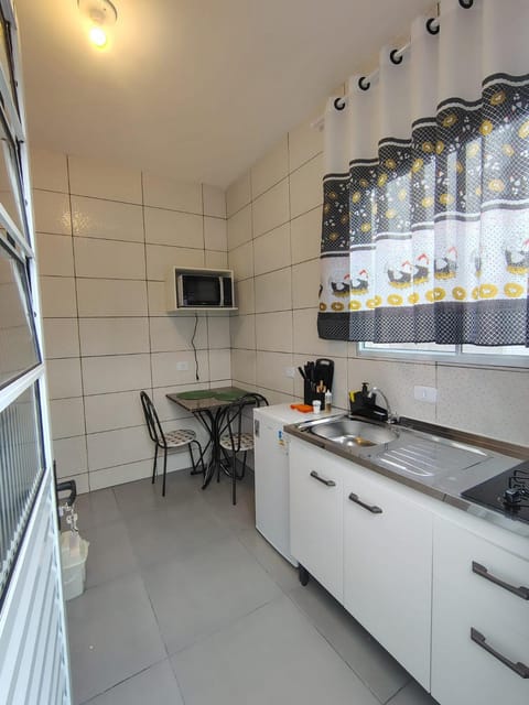 Kitchen or kitchenette, Dining area, minibar, stove
