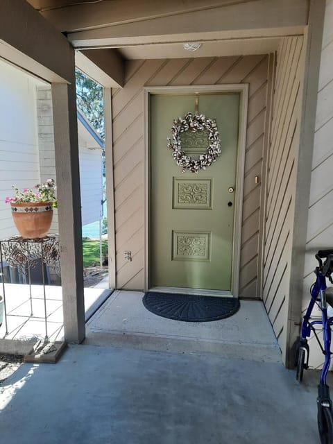 Waitts Loft over the Lake Apartment in Franklin D Roosevelt Lake