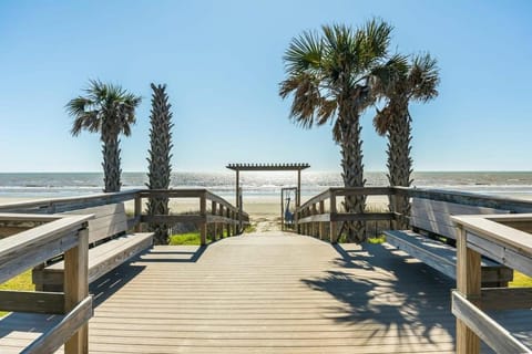 The Boardwalk - Oceanfront, Elevator, BIG Beach Views! House in Jamaica Beach