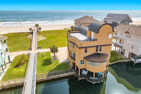 The Boardwalk - Oceanfront, Elevator, BIG Beach Views! House in Jamaica Beach