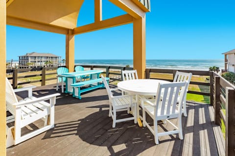 The Boardwalk - Oceanfront, Elevator, BIG Beach Views! House in Jamaica Beach