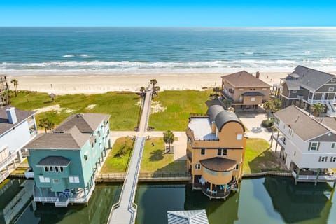 The Boardwalk - Oceanfront, Elevator, BIG Beach Views! House in Jamaica Beach