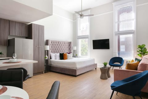 Bright 2BR Loft Sleeps 7 with Full Kitchen and Fast WiFi Apartment in Gaslamp Quarter