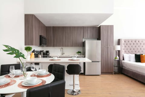 Bright 2BR Loft Sleeps 7 with Full Kitchen and Fast WiFi Apartment in Gaslamp Quarter