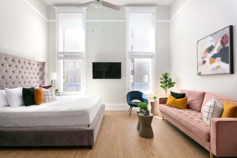 Bright 2BR Loft Sleeps 7 with Full Kitchen and Fast WiFi Apartment in Gaslamp Quarter