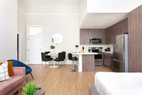 Bright 2BR Loft Sleeps 7 with Full Kitchen and Fast WiFi Apartment in Gaslamp Quarter