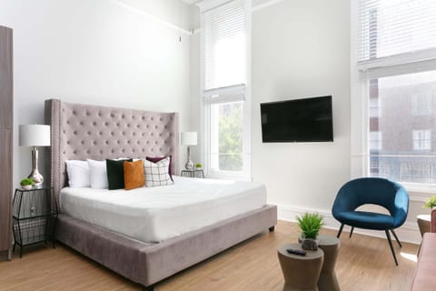 Bright 2BR Loft Sleeps 7 with Full Kitchen and Fast WiFi Apartment in Gaslamp Quarter