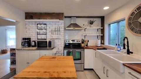 Coffee/tea facilities, Kitchen or kitchenette, Dining area, dishwasher, oven, pet friendly, stove, toaster