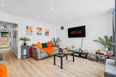 Communal lounge/ TV room, TV and multimedia, Living room, Seating area, Evening entertainment
