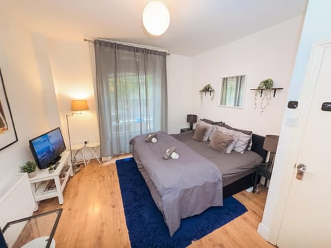 Bed, TV and multimedia, Bedroom