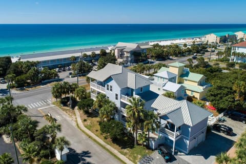 Sandy Heels Lux Home with Pool House in Destin