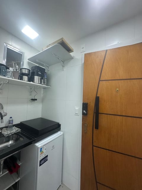 Kitchen or kitchenette, minibar, stove