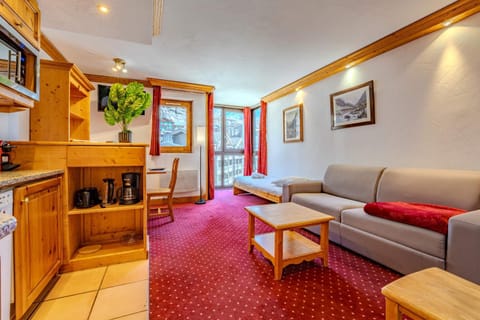 TV and multimedia, Kitchen or kitchenette, Living room, Seating area, Dining area