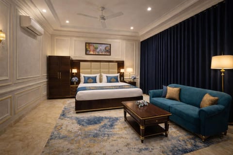 Bed, TV and multimedia, Living room, Photo of the whole room, Seating area, Bedroom