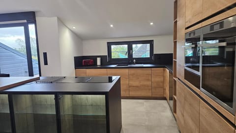 Kitchen or kitchenette, Dining area, dishwasher, minibar, oven, stove