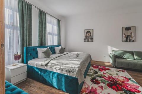 Bed, Seating area, Bedroom, towels
