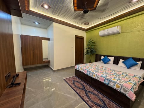 Bed, Photo of the whole room, Bedroom, air conditioner
