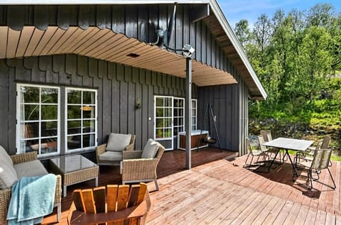 Patio, Spring, Day, Seating area, Dining area