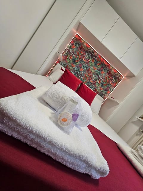 Bed, Photo of the whole room, Bedroom, towels