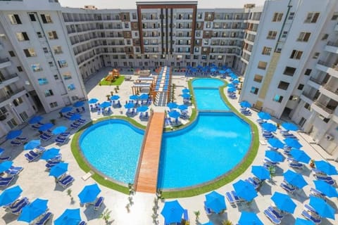 Property building, Day, Bird's eye view, Evening entertainment, Pool view, Swimming pool, sunbed