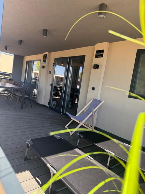 Day, Balcony/Terrace, Balcony/Terrace, Living room, Seating area, sunbed