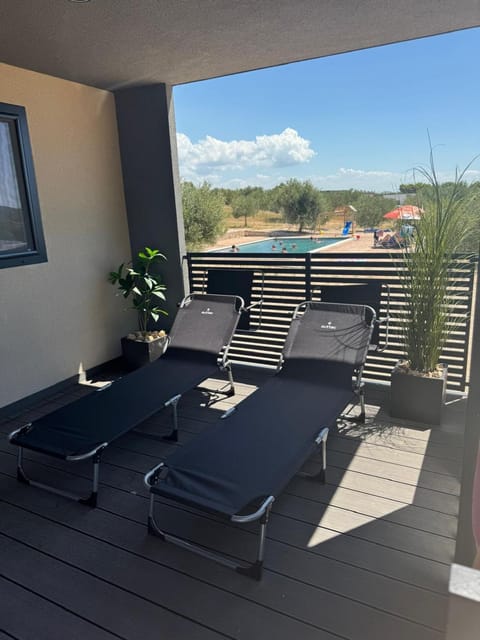 Patio, Day, Natural landscape, View (from property/room), Balcony/Terrace, Pool view, Swimming pool, sunbed