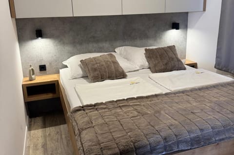 Bed, Photo of the whole room, Seating area, Bedroom, towels, towels