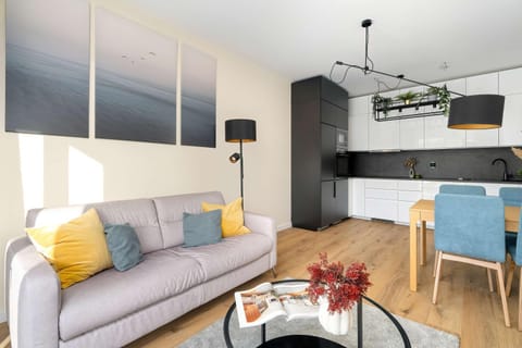 Kitchen or kitchenette, Living room, Seating area, Dining area