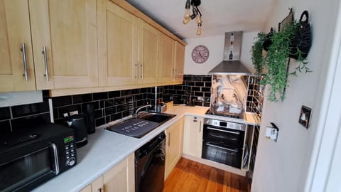 Kitchen or kitchenette, oven, pet friendly, stove