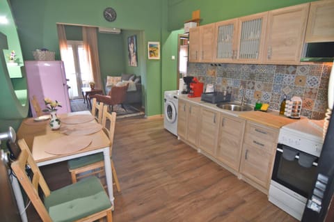 Kitchen or kitchenette, Dining area, oven, pet friendly, stove, toaster, washing machine