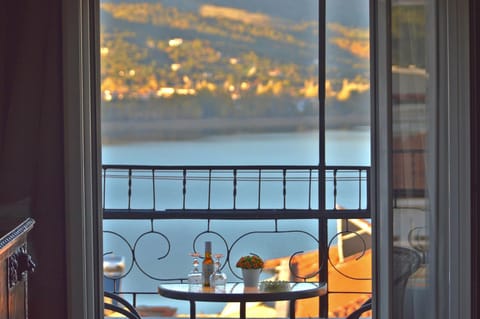 View (from property/room), Balcony/Terrace, Lake view, Mountain view