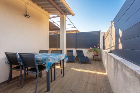 Property building, Balcony/Terrace, Living room