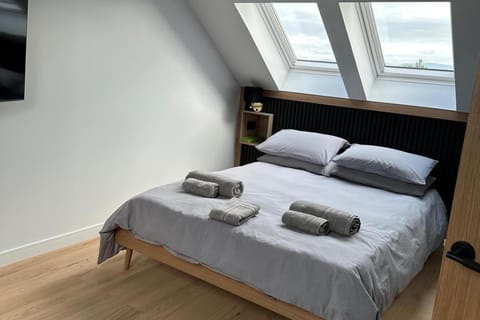 Bed, Photo of the whole room, Bedroom, towels