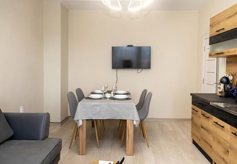 TV and multimedia, Kitchen or kitchenette, Living room, Seating area, Dining area