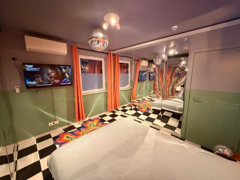 Bed, TV and multimedia, Bedroom